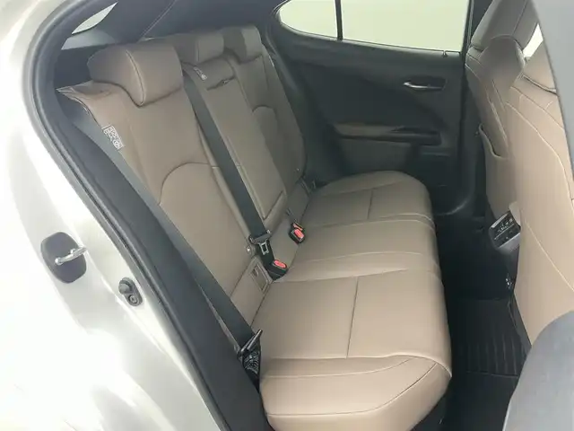 レクサス ＵＸ 250h グレイスフル エクスプローラー 岡山県 2023(令5)年 2.9万km ソニッククォーツ 純正12.3インチディスプレイオーディオプラス(ナビ付)/【AM/FM/CarPlay/フルセグ/BT】/レーダークルーズコントロール/プリクラッシュセーフティ/ブラインドスポットモニター/デジタルインナーミラー/パノラミックビューモニター/パワーバックドア/パワーシート/コーナーセンサー/アダプティブハイビーム/シートベンチレーション/ステリングヒーター/オートブレーキホールド/三眼LEDヘッドライト