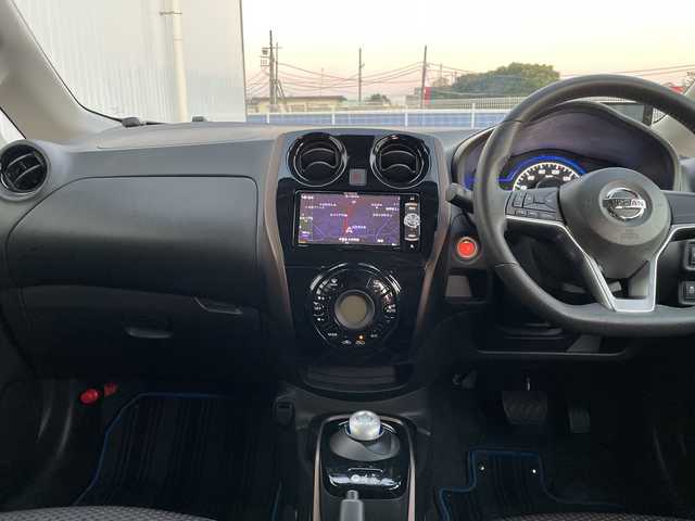 日産 ノート e－パワー メダリスト 千葉県 2018(平30)年 1.8万km ガーネットレッド 社外メモリナビ/(フルセグTV/BT/CD/DVD/FM/AM)/全周囲カメラ/デジタルインナーミラー/ドライブレコーダー/衝突被害軽減システム/車線逸脱警報/ハーフレザーシート/横滑り防止装置/ETC/アイドリングストップ/LEDヘッドライト/フォグランプ/オートライト/ウィンカーミラー/電動格納ミラー/純正15インチAW/シートリフター/プッシュスタート/スマートキー/フロアマット/スペアキー/取扱説明書/保証書