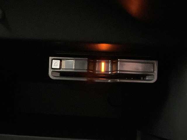 日産 ノート e－パワー メダリスト 千葉県 2018(平30)年 1.8万km ガーネットレッド 社外メモリナビ/(フルセグTV/BT/CD/DVD/FM/AM)/全周囲カメラ/デジタルインナーミラー/ドライブレコーダー/衝突被害軽減システム/車線逸脱警報/ハーフレザーシート/横滑り防止装置/ETC/アイドリングストップ/LEDヘッドライト/フォグランプ/オートライト/ウィンカーミラー/電動格納ミラー/純正15インチAW/シートリフター/プッシュスタート/スマートキー/フロアマット/スペアキー/取扱説明書/保証書