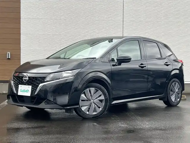 日産 ノート X FOUR 秋田県 2023(令5)年 7.3万km スーパーブラック ４WD/衝突軽減システム/純正メモリナビ（BT/AM/FM/USB）/フルセグ（走行中視聴不可能）/アラウンドビューモニター/スマートキー/プッシュスタート/クルーズコントロール追従走行有/オートマチックハイビーム/コーナーセンサー/ステアリングスイッチ/ステアリングヒーター/前席シートヒーター/ビルトインETC２．０/デジタルインナーミラー/電動パーキングブレーキ/オートブレーキホールド機能/純正フロアマット/オートライト/オートエアコン/パワーステアリング/パワーウィンドウ/ヘッドライトレベライザー/横滑り防止/盗難防止装置/寒冷地仕様/電動格納ウィンカーミラー/保証書/取扱説明書/記録簿