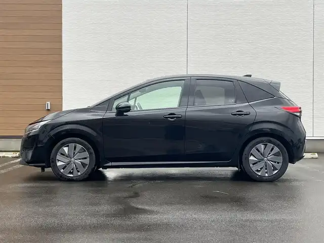 日産 ノート X FOUR 秋田県 2023(令5)年 7.3万km スーパーブラック ４WD/衝突軽減システム/純正メモリナビ（BT/AM/FM/USB）/フルセグ（走行中視聴不可能）/アラウンドビューモニター/スマートキー/プッシュスタート/クルーズコントロール追従走行有/オートマチックハイビーム/コーナーセンサー/ステアリングスイッチ/ステアリングヒーター/前席シートヒーター/ビルトインETC２．０/デジタルインナーミラー/電動パーキングブレーキ/オートブレーキホールド機能/純正フロアマット/オートライト/オートエアコン/パワーステアリング/パワーウィンドウ/ヘッドライトレベライザー/横滑り防止/盗難防止装置/寒冷地仕様/電動格納ウィンカーミラー/保証書/取扱説明書/記録簿