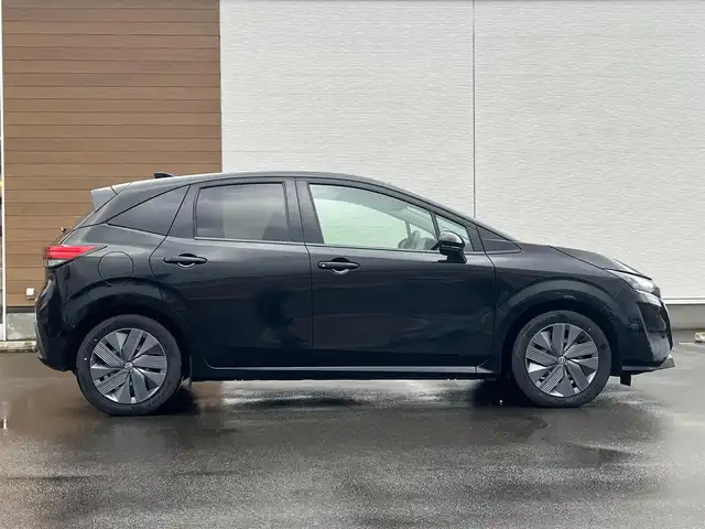 日産 ノート X FOUR 秋田県 2023(令5)年 7.3万km スーパーブラック ４WD/衝突軽減システム/純正メモリナビ（BT/AM/FM/USB）/フルセグ（走行中視聴不可能）/アラウンドビューモニター/スマートキー/プッシュスタート/クルーズコントロール追従走行有/オートマチックハイビーム/コーナーセンサー/ステアリングスイッチ/ステアリングヒーター/前席シートヒーター/ビルトインETC２．０/デジタルインナーミラー/電動パーキングブレーキ/オートブレーキホールド機能/純正フロアマット/オートライト/オートエアコン/パワーステアリング/パワーウィンドウ/ヘッドライトレベライザー/横滑り防止/盗難防止装置/寒冷地仕様/電動格納ウィンカーミラー/保証書/取扱説明書/記録簿