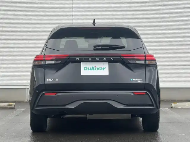 日産 ノート X FOUR 秋田県 2023(令5)年 7.3万km スーパーブラック ４WD/衝突軽減システム/純正メモリナビ（BT/AM/FM/USB）/フルセグ（走行中視聴不可能）/アラウンドビューモニター/スマートキー/プッシュスタート/クルーズコントロール追従走行有/オートマチックハイビーム/コーナーセンサー/ステアリングスイッチ/ステアリングヒーター/前席シートヒーター/ビルトインETC２．０/デジタルインナーミラー/電動パーキングブレーキ/オートブレーキホールド機能/純正フロアマット/オートライト/オートエアコン/パワーステアリング/パワーウィンドウ/ヘッドライトレベライザー/横滑り防止/盗難防止装置/寒冷地仕様/電動格納ウィンカーミラー/保証書/取扱説明書/記録簿