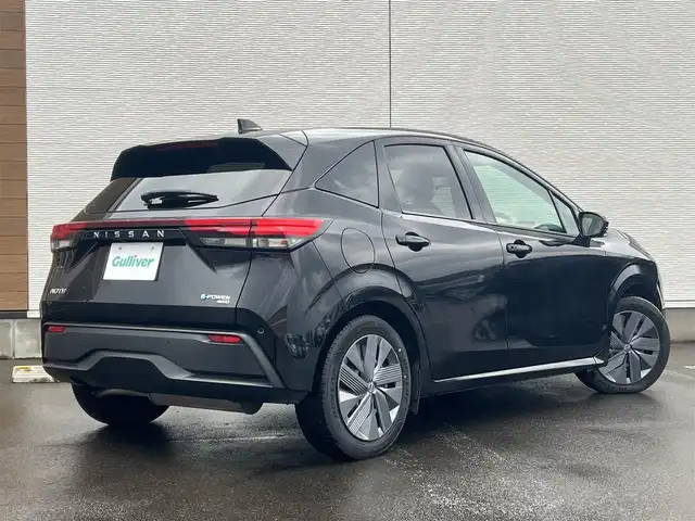 日産 ノート X FOUR 秋田県 2023(令5)年 7.3万km スーパーブラック ４WD/衝突軽減システム/純正メモリナビ（BT/AM/FM/USB）/フルセグ（走行中視聴不可能）/アラウンドビューモニター/スマートキー/プッシュスタート/クルーズコントロール追従走行有/オートマチックハイビーム/コーナーセンサー/ステアリングスイッチ/ステアリングヒーター/前席シートヒーター/ビルトインETC２．０/デジタルインナーミラー/電動パーキングブレーキ/オートブレーキホールド機能/純正フロアマット/オートライト/オートエアコン/パワーステアリング/パワーウィンドウ/ヘッドライトレベライザー/横滑り防止/盗難防止装置/寒冷地仕様/電動格納ウィンカーミラー/保証書/取扱説明書/記録簿