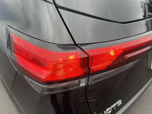 日産 ノート X FOUR 秋田県 2023(令5)年 7.3万km スーパーブラック ４WD/衝突軽減システム/純正メモリナビ（BT/AM/FM/USB）/フルセグ（走行中視聴不可能）/アラウンドビューモニター/スマートキー/プッシュスタート/クルーズコントロール追従走行有/オートマチックハイビーム/コーナーセンサー/ステアリングスイッチ/ステアリングヒーター/前席シートヒーター/ビルトインETC２．０/デジタルインナーミラー/電動パーキングブレーキ/オートブレーキホールド機能/純正フロアマット/オートライト/オートエアコン/パワーステアリング/パワーウィンドウ/ヘッドライトレベライザー/横滑り防止/盗難防止装置/寒冷地仕様/電動格納ウィンカーミラー/保証書/取扱説明書/記録簿