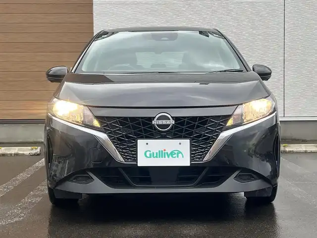 日産 ノート X FOUR 秋田県 2023(令5)年 7.3万km スーパーブラック ４WD/衝突軽減システム/純正メモリナビ（BT/AM/FM/USB）/フルセグ（走行中視聴不可能）/アラウンドビューモニター/スマートキー/プッシュスタート/クルーズコントロール追従走行有/オートマチックハイビーム/コーナーセンサー/ステアリングスイッチ/ステアリングヒーター/前席シートヒーター/ビルトインETC２．０/デジタルインナーミラー/電動パーキングブレーキ/オートブレーキホールド機能/純正フロアマット/オートライト/オートエアコン/パワーステアリング/パワーウィンドウ/ヘッドライトレベライザー/横滑り防止/盗難防止装置/寒冷地仕様/電動格納ウィンカーミラー/保証書/取扱説明書/記録簿