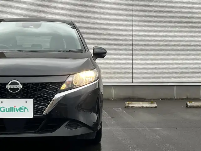 日産 ノート X FOUR 秋田県 2023(令5)年 7.3万km スーパーブラック ４WD/衝突軽減システム/純正メモリナビ（BT/AM/FM/USB）/フルセグ（走行中視聴不可能）/アラウンドビューモニター/スマートキー/プッシュスタート/クルーズコントロール追従走行有/オートマチックハイビーム/コーナーセンサー/ステアリングスイッチ/ステアリングヒーター/前席シートヒーター/ビルトインETC２．０/デジタルインナーミラー/電動パーキングブレーキ/オートブレーキホールド機能/純正フロアマット/オートライト/オートエアコン/パワーステアリング/パワーウィンドウ/ヘッドライトレベライザー/横滑り防止/盗難防止装置/寒冷地仕様/電動格納ウィンカーミラー/保証書/取扱説明書/記録簿