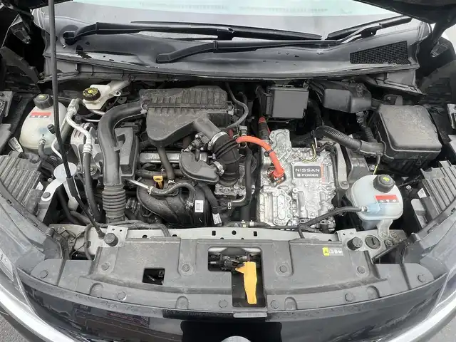 日産 ノート X FOUR 秋田県 2023(令5)年 7.3万km スーパーブラック ４WD/衝突軽減システム/純正メモリナビ（BT/AM/FM/USB）/フルセグ（走行中視聴不可能）/アラウンドビューモニター/スマートキー/プッシュスタート/クルーズコントロール追従走行有/オートマチックハイビーム/コーナーセンサー/ステアリングスイッチ/ステアリングヒーター/前席シートヒーター/ビルトインETC２．０/デジタルインナーミラー/電動パーキングブレーキ/オートブレーキホールド機能/純正フロアマット/オートライト/オートエアコン/パワーステアリング/パワーウィンドウ/ヘッドライトレベライザー/横滑り防止/盗難防止装置/寒冷地仕様/電動格納ウィンカーミラー/保証書/取扱説明書/記録簿