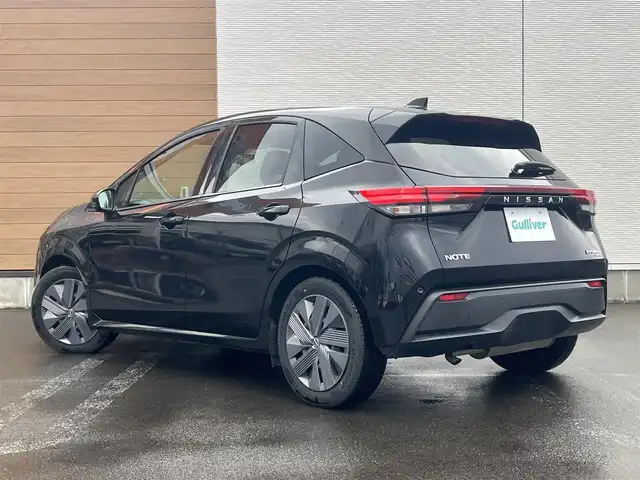 日産 ノート X FOUR 秋田県 2023(令5)年 7.3万km スーパーブラック ４WD/衝突軽減システム/純正メモリナビ（BT/AM/FM/USB）/フルセグ（走行中視聴不可能）/アラウンドビューモニター/スマートキー/プッシュスタート/クルーズコントロール追従走行有/オートマチックハイビーム/コーナーセンサー/ステアリングスイッチ/ステアリングヒーター/前席シートヒーター/ビルトインETC２．０/デジタルインナーミラー/電動パーキングブレーキ/オートブレーキホールド機能/純正フロアマット/オートライト/オートエアコン/パワーステアリング/パワーウィンドウ/ヘッドライトレベライザー/横滑り防止/盗難防止装置/寒冷地仕様/電動格納ウィンカーミラー/保証書/取扱説明書/記録簿
