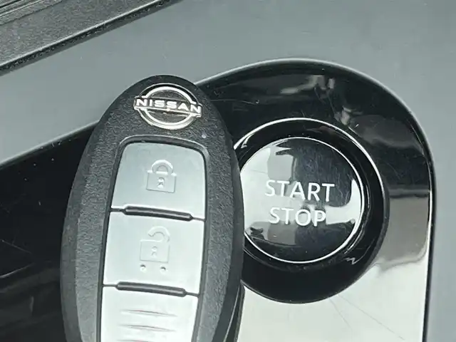 日産 ノート X FOUR 秋田県 2023(令5)年 7.3万km スーパーブラック ４WD/衝突軽減システム/純正メモリナビ（BT/AM/FM/USB）/フルセグ（走行中視聴不可能）/アラウンドビューモニター/スマートキー/プッシュスタート/クルーズコントロール追従走行有/オートマチックハイビーム/コーナーセンサー/ステアリングスイッチ/ステアリングヒーター/前席シートヒーター/ビルトインETC２．０/デジタルインナーミラー/電動パーキングブレーキ/オートブレーキホールド機能/純正フロアマット/オートライト/オートエアコン/パワーステアリング/パワーウィンドウ/ヘッドライトレベライザー/横滑り防止/盗難防止装置/寒冷地仕様/電動格納ウィンカーミラー/保証書/取扱説明書/記録簿