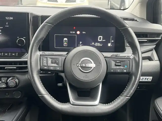 日産 ノート X FOUR 秋田県 2023(令5)年 7.3万km スーパーブラック ４WD/衝突軽減システム/純正メモリナビ（BT/AM/FM/USB）/フルセグ（走行中視聴不可能）/アラウンドビューモニター/スマートキー/プッシュスタート/クルーズコントロール追従走行有/オートマチックハイビーム/コーナーセンサー/ステアリングスイッチ/ステアリングヒーター/前席シートヒーター/ビルトインETC２．０/デジタルインナーミラー/電動パーキングブレーキ/オートブレーキホールド機能/純正フロアマット/オートライト/オートエアコン/パワーステアリング/パワーウィンドウ/ヘッドライトレベライザー/横滑り防止/盗難防止装置/寒冷地仕様/電動格納ウィンカーミラー/保証書/取扱説明書/記録簿