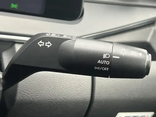 日産 ノート X FOUR 秋田県 2023(令5)年 7.3万km スーパーブラック ４WD/衝突軽減システム/純正メモリナビ（BT/AM/FM/USB）/フルセグ（走行中視聴不可能）/アラウンドビューモニター/スマートキー/プッシュスタート/クルーズコントロール追従走行有/オートマチックハイビーム/コーナーセンサー/ステアリングスイッチ/ステアリングヒーター/前席シートヒーター/ビルトインETC２．０/デジタルインナーミラー/電動パーキングブレーキ/オートブレーキホールド機能/純正フロアマット/オートライト/オートエアコン/パワーステアリング/パワーウィンドウ/ヘッドライトレベライザー/横滑り防止/盗難防止装置/寒冷地仕様/電動格納ウィンカーミラー/保証書/取扱説明書/記録簿