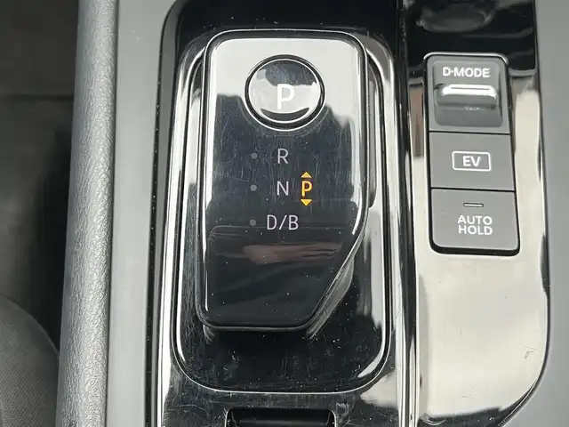 日産 ノート X FOUR 秋田県 2023(令5)年 7.3万km スーパーブラック ４WD/衝突軽減システム/純正メモリナビ（BT/AM/FM/USB）/フルセグ（走行中視聴不可能）/アラウンドビューモニター/スマートキー/プッシュスタート/クルーズコントロール追従走行有/オートマチックハイビーム/コーナーセンサー/ステアリングスイッチ/ステアリングヒーター/前席シートヒーター/ビルトインETC２．０/デジタルインナーミラー/電動パーキングブレーキ/オートブレーキホールド機能/純正フロアマット/オートライト/オートエアコン/パワーステアリング/パワーウィンドウ/ヘッドライトレベライザー/横滑り防止/盗難防止装置/寒冷地仕様/電動格納ウィンカーミラー/保証書/取扱説明書/記録簿