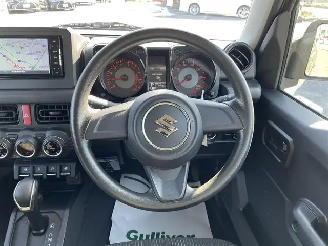 スズキ ジムニー XL 千葉県 2018(平30)年 4万km ジャングルグリーン DAMD ジムニーザ・ルーツ コンプリートカー/・DAMDフロント/リアバンパー/・DAMDグリル/・APIO WILD BOAR SR 17インチアルミ/スズキセーフティーサポート/・デュアルセンサーブレーキサポート/・車線逸脱警報機能/・ふらつき警報機能/・ハイビームアシスト/・先行車発進お知らせ機能/・標識認識機能/社外SDナビ【CN-RE05WD】/・CD/DVD/MSV/Bluetooth/フルセグ/前席シートヒーター/スマートキー/ヒルホールドコントロール/ヒルディセントコントロール/背面タイヤ/フォグランプ/ヒーテッドドアミラー/ETC2.0/ヘッドライトレベライザー/サイド＆カーテンエアバッグ