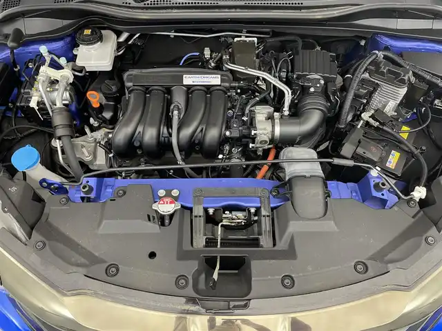 ホンダ ヴェゼル ハイブリッド RS ホンダセンシング 滋賀県 2019(令1)年 2.9万km プレミアムクリスタルブルークリスタル 禁煙車/純正ナビ/（AM/FM/Bluetooth/フルセグTV/CD/DVD）/バックカメラ/ホンダセンシング/　-アダクティブクルーズコントロール/　-衝突軽減ブレーキ/　-路外逸脱抑制機能/ブレーキホールド/横滑り防止装置/レーンキープアシスト/盗難防止装置/カーテンエアバッグ/ハーフレザーシート/シートヒーター（D/N席）/パドルシフト/ステアリングスイッチ/トノカバー/LEDヘッドライト/オートライト/ビルトインETC/前方ドライブレコーダー/純正15インチアルミホイール/純正フロアマット/スマートキー/ドアバイザー