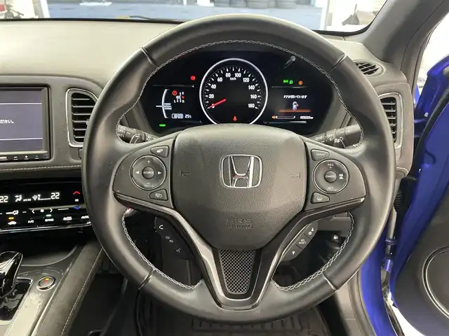 ホンダ ヴェゼル ハイブリッド RS ホンダセンシング 滋賀県 2019(令1)年 2.9万km プレミアムクリスタルブルークリスタル 禁煙車/純正ナビ/（AM/FM/Bluetooth/フルセグTV/CD/DVD）/バックカメラ/ホンダセンシング/　-アダクティブクルーズコントロール/　-衝突軽減ブレーキ/　-路外逸脱抑制機能/ブレーキホールド/横滑り防止装置/レーンキープアシスト/盗難防止装置/カーテンエアバッグ/ハーフレザーシート/シートヒーター（D/N席）/パドルシフト/ステアリングスイッチ/トノカバー/LEDヘッドライト/オートライト/ビルトインETC/前方ドライブレコーダー/純正15インチアルミホイール/純正フロアマット/スマートキー/ドアバイザー