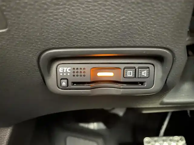ホンダ ヴェゼル ハイブリッド RS ホンダセンシング 滋賀県 2019(令1)年 2.9万km プレミアムクリスタルブルークリスタル 禁煙車/純正ナビ/（AM/FM/Bluetooth/フルセグTV/CD/DVD）/バックカメラ/ホンダセンシング/　-アダクティブクルーズコントロール/　-衝突軽減ブレーキ/　-路外逸脱抑制機能/ブレーキホールド/横滑り防止装置/レーンキープアシスト/盗難防止装置/カーテンエアバッグ/ハーフレザーシート/シートヒーター（D/N席）/パドルシフト/ステアリングスイッチ/トノカバー/LEDヘッドライト/オートライト/ビルトインETC/前方ドライブレコーダー/純正15インチアルミホイール/純正フロアマット/スマートキー/ドアバイザー