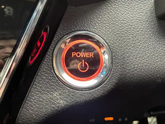 ホンダ ヴェゼル ハイブリッド RS ホンダセンシング 滋賀県 2019(令1)年 2.9万km プレミアムクリスタルブルークリスタル 禁煙車/純正ナビ/（AM/FM/Bluetooth/フルセグTV/CD/DVD）/バックカメラ/ホンダセンシング/　-アダクティブクルーズコントロール/　-衝突軽減ブレーキ/　-路外逸脱抑制機能/ブレーキホールド/横滑り防止装置/レーンキープアシスト/盗難防止装置/カーテンエアバッグ/ハーフレザーシート/シートヒーター（D/N席）/パドルシフト/ステアリングスイッチ/トノカバー/LEDヘッドライト/オートライト/ビルトインETC/前方ドライブレコーダー/純正15インチアルミホイール/純正フロアマット/スマートキー/ドアバイザー