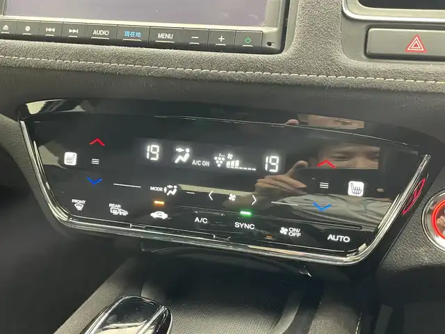 ホンダ ヴェゼル ハイブリッド RS ホンダセンシング 滋賀県 2019(令1)年 2.9万km プレミアムクリスタルブルークリスタル 禁煙車/純正ナビ/（AM/FM/Bluetooth/フルセグTV/CD/DVD）/バックカメラ/ホンダセンシング/　-アダクティブクルーズコントロール/　-衝突軽減ブレーキ/　-路外逸脱抑制機能/ブレーキホールド/横滑り防止装置/レーンキープアシスト/盗難防止装置/カーテンエアバッグ/ハーフレザーシート/シートヒーター（D/N席）/パドルシフト/ステアリングスイッチ/トノカバー/LEDヘッドライト/オートライト/ビルトインETC/前方ドライブレコーダー/純正15インチアルミホイール/純正フロアマット/スマートキー/ドアバイザー