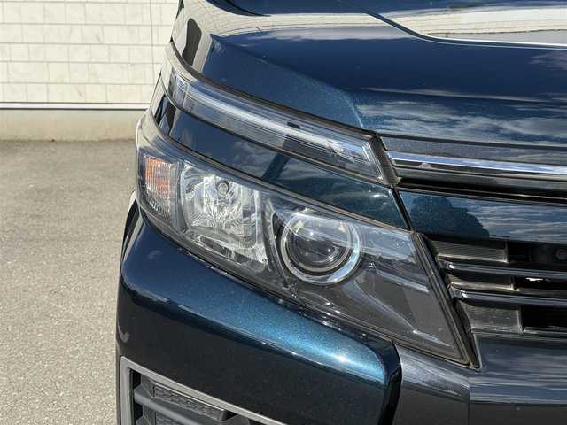 トヨタ ヴォクシー ZS 福岡県 2014(平26)年 4.8万km ブラッキッシュアゲハガラスフレーク 禁煙車純正９型SDナビ（フルセグTV/DVD/CD/BT）バックモニター両側パワスラフリップダウンモニターアイドリングストップドラレコETCLEDヘッドライトスマートキー×２社外１７インチAW