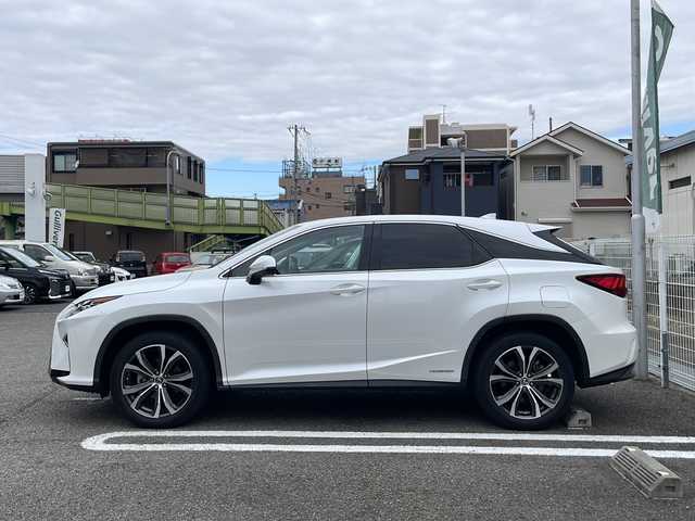 レクサス ＲＸ 450h バージョンL 兵庫県 2019(平31)年 2.7万km ソニッククォーツ 登録時走行距離26250km/純正12.3インチSDナビ/プレミアムサウンドシステム/フルセグTV/DVD/Blu-ray/USB端子/Bluetooth/パノラミックビューモニター/セーフティシステムプラス/インテリジェントクリアランスソナー/リアクロストラフィックアラート/リアクロストラフィックオートブレーキ/ブラインドスポットモニター/角型3眼LEDヘッドランプ/ノーブルブラウンセミアニリン革シート/コンフォータブルエアシート(運転席/助手席)シートヒーター（運転席/助手席/後席）/ビルトインETC2.0/スペアタイヤ/ステアリングヒーター/LEDシーケンシャルターンランプ/カードキー1個/スマートキー2個/ヘッドアップディスプレイ/純正フロアマット/純正ドライブレコーダー