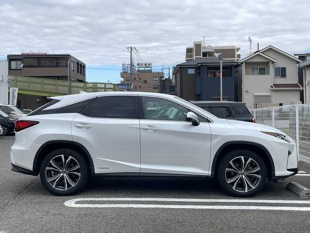 レクサス ＲＸ 450h バージョンL 兵庫県 2019(平31)年 2.7万km ソニッククォーツ 登録時走行距離26250km/純正12.3インチSDナビ/プレミアムサウンドシステム/フルセグTV/DVD/Blu-ray/USB端子/Bluetooth/パノラミックビューモニター/セーフティシステムプラス/インテリジェントクリアランスソナー/リアクロストラフィックアラート/リアクロストラフィックオートブレーキ/ブラインドスポットモニター/角型3眼LEDヘッドランプ/ノーブルブラウンセミアニリン革シート/コンフォータブルエアシート(運転席/助手席)シートヒーター（運転席/助手席/後席）/ビルトインETC2.0/スペアタイヤ/ステアリングヒーター/LEDシーケンシャルターンランプ/カードキー1個/スマートキー2個/ヘッドアップディスプレイ/純正フロアマット/純正ドライブレコーダー