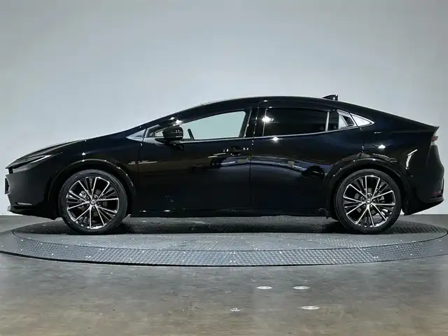 トヨタ プリウス Z 愛媛県 2024(令6)年 2.1万km アティチュードブラックマイカ ・１２．３型ナビ（フルセグＴＶ・ＢＴ・ＦＭＡＭ・ＵＳＢ）/・全方位カメラ　/・ビルトインＥＴＣ２．０　/・デジタルインナーミラー　/・レーダークルーズコントロール　/・オートマチックハイビーム　/・ステアリングヒーター/・パワーバックドア/・置くだけ充電/・パーキングアシスト/・ドリンクホルダー/・シートメモリー