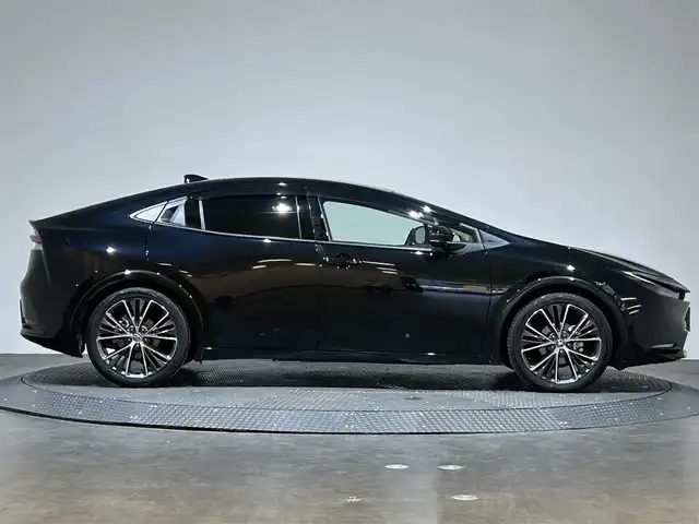 トヨタ プリウス Z 愛媛県 2024(令6)年 2.1万km アティチュードブラックマイカ ・１２．３型ナビ（フルセグＴＶ・ＢＴ・ＦＭＡＭ・ＵＳＢ）/・全方位カメラ　/・ビルトインＥＴＣ２．０　/・デジタルインナーミラー　/・レーダークルーズコントロール　/・オートマチックハイビーム　/・ステアリングヒーター/・パワーバックドア/・置くだけ充電/・パーキングアシスト/・ドリンクホルダー/・シートメモリー