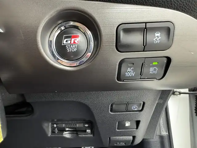 トヨタ プリウス ＰＨＶ S GRスポーツ 愛知県 2021(令3)年 5.8万km プラチナホワイトパールマイカ TSS /レーダークルーズコントロール　/GRキャリパー　/9インチ純正SDナビ　/Bluetooth　/フルセグTV　/シートヒーター　/ドライブレコーダー　（F/R）　/AC１００V 　/ハーフレザーシート　/革巻きステアリング　/ビルトインETC　/充電ケーブル　/LEDライト　/5人乗り　