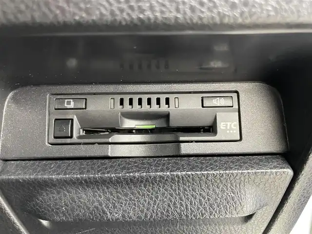 トヨタ エスクァイア Gi 富山県 2018(平30)年 6.2万km ホワイトパールクリスタルシャイン 社外ナビ（AM/FM/CD/DVD/SD/USB/BT）/フルセグTV/バックカメラ/両側パワースライドドア/プリクラッシュセーフティ/レーダークルーズコントロール/レーンキープアシスト/オートマチックハイビーム/LEDヘッドライト/レザーシート/前席シートヒーター/ビルトインＥＴＣ/ドライブレコーダー/スマートキー/スペアキー有/プッシュスタート/アイドリングストップ/純正フロアマット