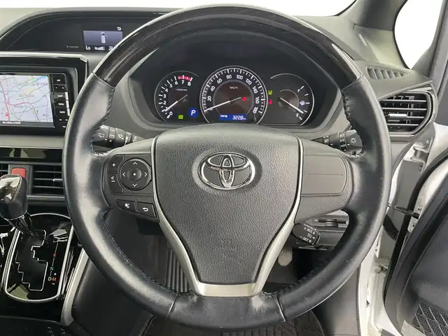 トヨタ エスクァイア Gi 富山県 2018(平30)年 6.2万km ホワイトパールクリスタルシャイン 社外ナビ（AM/FM/CD/DVD/SD/USB/BT）/フルセグTV/バックカメラ/両側パワースライドドア/プリクラッシュセーフティ/レーダークルーズコントロール/レーンキープアシスト/オートマチックハイビーム/LEDヘッドライト/レザーシート/前席シートヒーター/ビルトインＥＴＣ/ドライブレコーダー/スマートキー/スペアキー有/プッシュスタート/アイドリングストップ/純正フロアマット