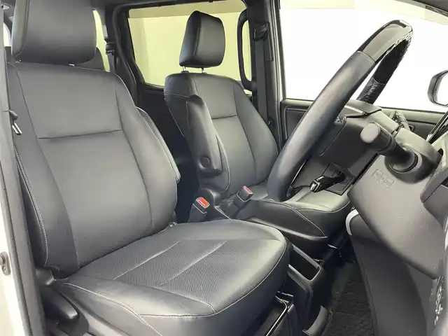 トヨタ エスクァイア Gi 富山県 2018(平30)年 6.2万km ホワイトパールクリスタルシャイン 社外ナビ（AM/FM/CD/DVD/SD/USB/BT）/フルセグTV/バックカメラ/両側パワースライドドア/プリクラッシュセーフティ/レーダークルーズコントロール/レーンキープアシスト/オートマチックハイビーム/LEDヘッドライト/レザーシート/前席シートヒーター/ビルトインＥＴＣ/ドライブレコーダー/スマートキー/スペアキー有/プッシュスタート/アイドリングストップ/純正フロアマット