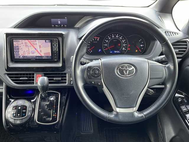 トヨタ ヴォクシー ZS 長野県 2017(平29)年 7.9万km ホワイトパールクリスタルシャイン セーフティーセンス/・プリクラッシュセーフティ/・レーンディパーチャーアラート/・オートマチックハイビーム/モデリスタエアロ（F・S・R）/アルパイン7インチナビ【7WZ】/（CD/DVD/フルセグTV/BT）/バックカメラ/アルパインフリップダウンモニター/ビルトインETC/両側パワースライドドア/クルーズコントロール/革巻きステアリング/ステアリングスイッチ/アイドリングストップ/スマートキー/Pスタート/純正フロアマット/純正16インチAW/モデリスタ18インチAWサマータイヤ積み込み