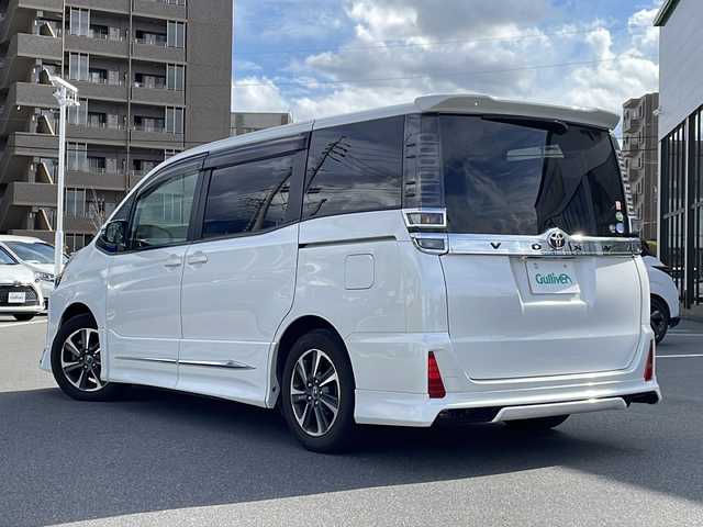 トヨタ ヴォクシー ZS 長野県 2017(平29)年 7.9万km ホワイトパールクリスタルシャイン セーフティーセンス/・プリクラッシュセーフティ/・レーンディパーチャーアラート/・オートマチックハイビーム/モデリスタエアロ（F・S・R）/アルパイン7インチナビ【7WZ】/（CD/DVD/フルセグTV/BT）/バックカメラ/アルパインフリップダウンモニター/ビルトインETC/両側パワースライドドア/クルーズコントロール/革巻きステアリング/ステアリングスイッチ/アイドリングストップ/スマートキー/Pスタート/純正フロアマット/純正16インチAW/モデリスタ18インチAWサマータイヤ積み込み