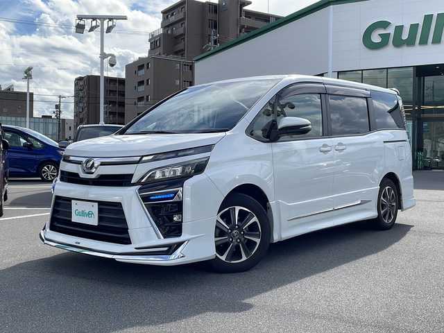 トヨタ ヴォクシー ZS 長野県 2017(平29)年 7.9万km ホワイトパールクリスタルシャイン セーフティーセンス/・プリクラッシュセーフティ/・レーンディパーチャーアラート/・オートマチックハイビーム/モデリスタエアロ（F・S・R）/アルパイン7インチナビ【7WZ】/（CD/DVD/フルセグTV/BT）/バックカメラ/アルパインフリップダウンモニター/ビルトインETC/両側パワースライドドア/クルーズコントロール/革巻きステアリング/ステアリングスイッチ/アイドリングストップ/スマートキー/Pスタート/純正フロアマット/純正16インチAW/モデリスタ18インチAWサマータイヤ積み込み