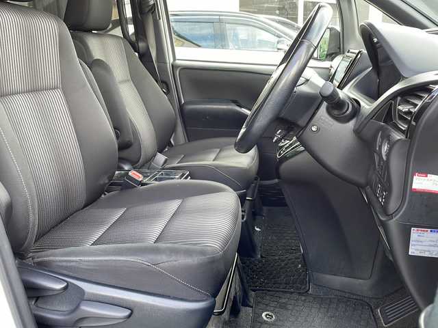 トヨタ ヴォクシー ZS 長野県 2017(平29)年 7.9万km ホワイトパールクリスタルシャイン セーフティーセンス/・プリクラッシュセーフティ/・レーンディパーチャーアラート/・オートマチックハイビーム/モデリスタエアロ（F・S・R）/アルパイン7インチナビ【7WZ】/（CD/DVD/フルセグTV/BT）/バックカメラ/アルパインフリップダウンモニター/ビルトインETC/両側パワースライドドア/クルーズコントロール/革巻きステアリング/ステアリングスイッチ/アイドリングストップ/スマートキー/Pスタート/純正フロアマット/純正16インチAW/モデリスタ18インチAWサマータイヤ積み込み
