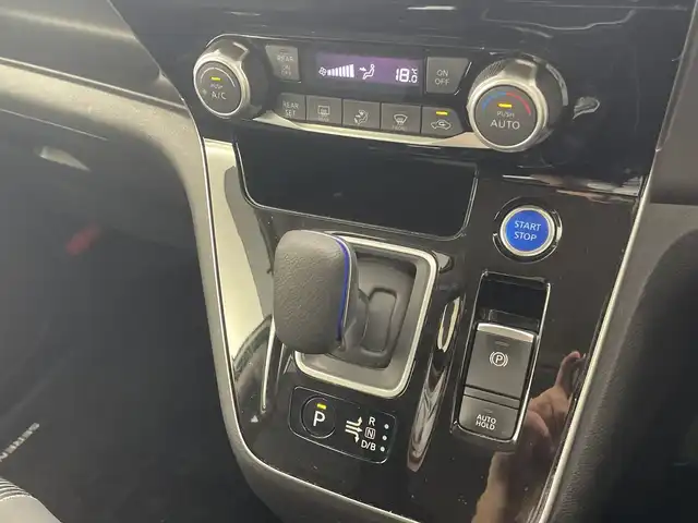 日産 セレナ e－パワー ハイウェイスター V 群馬県 2021(令3)年 6.4万km ブリリアントホワイトパール 純正１０型ナビ　純正１１型後席モニター　プロパイロット　全方位カメラ　衝突被害軽減ブレーキ　レーンキープアシスト　前後ドライブレコーダー　両側パワースライドドア　ＬＥＤヘッドライト　ＥＴＣ　禁煙車