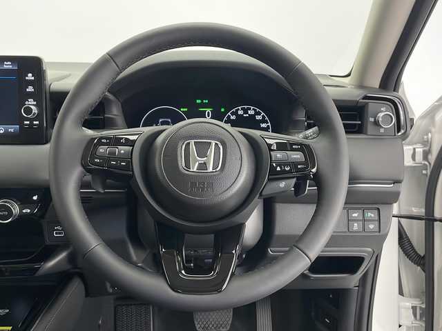 ホンダ ヴェゼル ハイブリッド e:HEV Z 長野県 2025(令7)年 0.1千km パール 4WD/純正ディスプレイオーディオ（ナビ付）/（フルセグ／Bluetooth／AppleCarPley／AndroidAuto）/バックカメラ/ホンダセンシン　　　グ/・衝突軽減ブレーキ/・レーンキープアシスト/・レーダークルーズコントロール/・前後コーナーセンサー/・ブラインドスポットモニター/・標識認識機能/・先行車発進機能/電動リアゲート/ビルトインETC2．0/前席シートヒーター/ステアリングヒーター/置くだけ充電/電動ホールド/ステアリングスイッチ/スマートキー/スペアキー