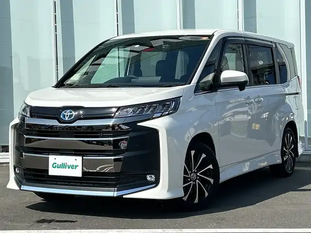 トヨタ ノア ハイブリッド S－Z 神奈川県 2023(令5)年 0.7万km ホワイトパールクリスタルシャイン 純正１０型ナビ/フルセグ/Bluetooth/CD/DVD/USB/両側パワースライドドア　/追従クルーズコントロール　/シートヒーター　/コーナーセンサ－　/ビルドインＥＴＣ　/ドライブレコーダー　/ＬＥＤヘッドライト　/オートマチックハイビーム　/オートライト/フォグライト/スマートキー/プッシュスタート/純正アルミホイール/純正フロアマット/ABS/横滑り防止装置
