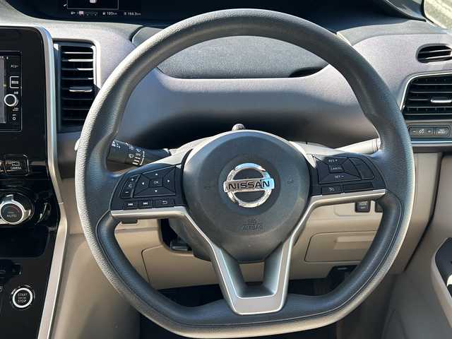 日産 セレナ X 千葉県 2017(平29)年 7.6万km ブリリアントシルバー ナビＭＭ３１６Ｄ－Ｗ　全方位カメラ　両側電動スライドドア　フルセグＴＶ　ＢＴ　エマブレ　クルコン　アイドリングストップ　ＥＴＣ　ステアスイッチ　オートライト　前後センサー　マット　バイザー　インテリキ