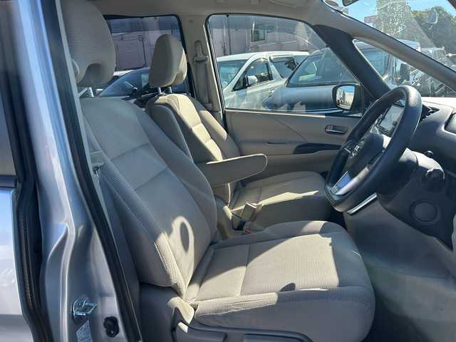 日産 セレナ X 千葉県 2017(平29)年 7.6万km ブリリアントシルバー ナビＭＭ３１６Ｄ－Ｗ　全方位カメラ　両側電動スライドドア　フルセグＴＶ　ＢＴ　エマブレ　クルコン　アイドリングストップ　ＥＴＣ　ステアスイッチ　オートライト　前後センサー　マット　バイザー　インテリキ