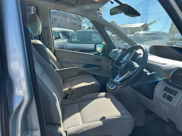 日産 セレナ X 千葉県 2017(平29)年 7.6万km ブリリアントシルバー ナビＭＭ３１６Ｄ－Ｗ　全方位カメラ　両側電動スライドドア　フルセグＴＶ　ＢＴ　エマブレ　クルコン　アイドリングストップ　ＥＴＣ　ステアスイッチ　オートライト　前後センサー　マット　バイザー　インテリキ