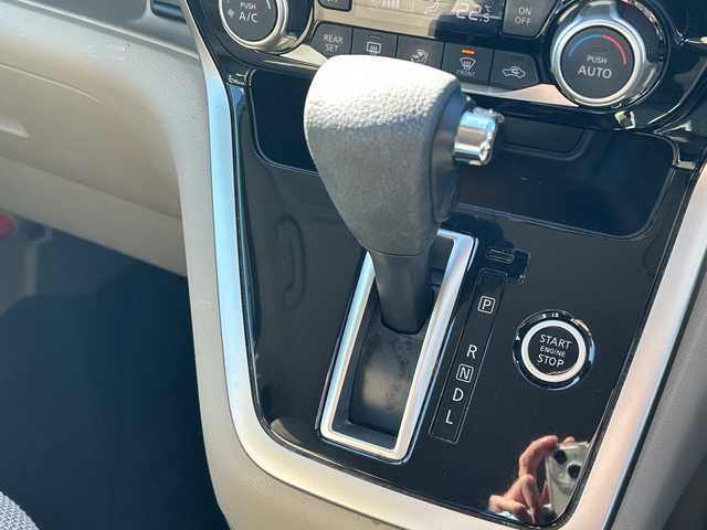 日産 セレナ X 千葉県 2017(平29)年 7.6万km ブリリアントシルバー ナビＭＭ３１６Ｄ－Ｗ　全方位カメラ　両側電動スライドドア　フルセグＴＶ　ＢＴ　エマブレ　クルコン　アイドリングストップ　ＥＴＣ　ステアスイッチ　オートライト　前後センサー　マット　バイザー　インテリキ