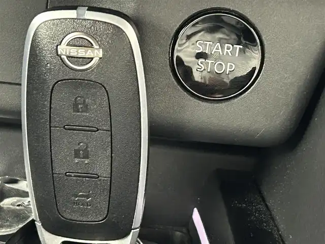 日産 エクストレイル G e－4ORCE 熊本県 2023(令5)年 3.2万km ダイヤモンドブラック 純正ナビ（ApplCarPlay・AndroidAuto・フルセグ・BT・USB）　/全周囲カメラ　/ビルトインＥＴＣ２．０　/純正前後ドライブレコーダー　/インテリジェントルームミラー　/パワーバックドア　/全席シートヒーター　/前席パワーシート/レーダークルーズコントロール/ハンドル支援/車線逸脱警報/標識認識機能/ふらつき警報機能/プロパイロット/踏み間違い防止/エマージェンシーブレーキ/ブラインドスポットモニター/前後クリアランスソナー/純正フロアマット/純正19インチAW/オートライト/オートマチックハイビーム/LEDヘッドライト/フォグランプ/スマートキー/プッシュスタート
