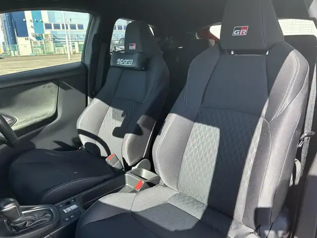 トヨタ ＧＲヤリス RS 熊本県 2021(令3)年 6.2万km エモーショナルレッドⅡ 純正ナビ/・AM/FM/USB/BT/バックカメラ/トヨタセーフティセンス/・レーントレーシングアラート/・プリクラッシュセーフティシステム/・ブラインドスポットモニター/・クリアランスソナー/・リヤクロストラフィックアラート/・パーキングサポートブレーキ/・ヘッドアップディスプレイ/・ロードサインアシスト/・レーダークルーズコントロール/・オートマチックハイビーム/前後コーナーセンサー/車両接近通報装置/革巻きステアリング/・ステアリングリモコン/・パドルシフト/・ステアリングヒーター/オートライト/・LEDライト/・フォグランプ/・ヘッドライトレベライザー/D/N席シートヒーター/前後ドライブレコーダー/ETC/電動格納ミラー/・ウィンカーミラー/レーザー探知機（ZERO307LV）/電動サイドブレーキ/・ホールドボタン/トノカバー/純正フロアマット/純正アルミホイール/社外マフラー（ガナドール）/スマートキー/・スペアキー