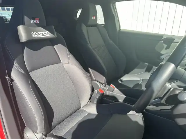 トヨタ ＧＲヤリス RS 熊本県 2021(令3)年 6.2万km エモーショナルレッドⅡ 純正ナビ/・AM/FM/USB/BT/バックカメラ/トヨタセーフティセンス/・レーントレーシングアラート/・プリクラッシュセーフティシステム/・ブラインドスポットモニター/・クリアランスソナー/・リヤクロストラフィックアラート/・パーキングサポートブレーキ/・ヘッドアップディスプレイ/・ロードサインアシスト/・レーダークルーズコントロール/・オートマチックハイビーム/前後コーナーセンサー/車両接近通報装置/革巻きステアリング/・ステアリングリモコン/・パドルシフト/・ステアリングヒーター/オートライト/・LEDライト/・フォグランプ/・ヘッドライトレベライザー/D/N席シートヒーター/前後ドライブレコーダー/ETC/電動格納ミラー/・ウィンカーミラー/レーザー探知機（ZERO307LV）/電動サイドブレーキ/・ホールドボタン/トノカバー/純正フロアマット/純正アルミホイール/社外マフラー（ガナドール）/スマートキー/・スペアキー