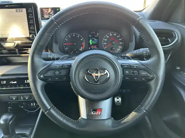 トヨタ ＧＲヤリス RS 熊本県 2021(令3)年 6.2万km エモーショナルレッドⅡ 純正ナビ/・AM/FM/USB/BT/バックカメラ/トヨタセーフティセンス/・レーントレーシングアラート/・プリクラッシュセーフティシステム/・ブラインドスポットモニター/・クリアランスソナー/・リヤクロストラフィックアラート/・パーキングサポートブレーキ/・ヘッドアップディスプレイ/・ロードサインアシスト/・レーダークルーズコントロール/・オートマチックハイビーム/前後コーナーセンサー/車両接近通報装置/革巻きステアリング/・ステアリングリモコン/・パドルシフト/・ステアリングヒーター/オートライト/・LEDライト/・フォグランプ/・ヘッドライトレベライザー/D/N席シートヒーター/前後ドライブレコーダー/ETC/電動格納ミラー/・ウィンカーミラー/レーザー探知機（ZERO307LV）/電動サイドブレーキ/・ホールドボタン/トノカバー/純正フロアマット/純正アルミホイール/社外マフラー（ガナドール）/スマートキー/・スペアキー