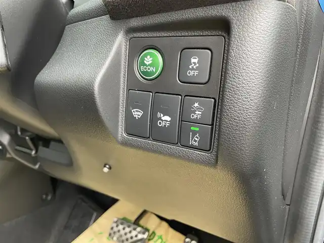 ホンダ ヴェゼル ハイブリッド RS ホンダセンシング 佐賀県 2018(平30)年 7.9万km クリスタルブラックパール 純正8インチメモリーナビゲーション/・フルセグTV/CD/DVD/SD/USB/HDMI/Bluetooth/バックカメラ/前方ドライブレコーダー/ビルトインETC/電子パーキングブレーキ/・BRAKE HOLD機能/ハーフレザーシート/DN席シートヒーター/ISOFIX対応/パドルシフト/革巻きステアリング/ステアリングリモコン/フロントデアイサ機能/純正18インチアルミホイール/純正LEDヘッドライト/純正LEDフォグランプ/純正フロアマット/純正ドアバイザ―/スペアキー１本/ホンダセンシング/・アダプティブクルーズコントロール/・衝突被害軽減ブレーキ/・先行車発進お知らせ機能/・路外逸脱抑制機能/・レーンキープアシストシステム/・リアクティブフォースペダル/・標識認識機能