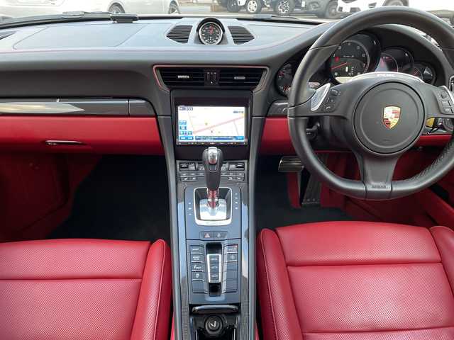 ポルシェ ９１１ ターボS 広島県 2016(平28)年 3万km キャララホワイトメタリック サンルーフ/スポーツクロノパッケージ/ポルシェ・アダプティブ・エアロダイナミクス（ＰＡＡ）/・可変フロントスポイラー/・自動調整リアウイング/ポルシェ・ダイナミック・シャシーコントロール（ＰＤＣＣ）/ポルシェ・セラミックコンポジット・ブレーキ（ＰＣＣＢ）/・イエローキャリパー/Clarionナビ（CD/DVD/フルセグTV/Bluetooth）/バックカメラ/ETC/ドライブレコーダー/赤レザーシート/・シートヒーター/・エアシート/・パワーシート/クルーズコントロール/LEDヘッドライト/純正20インチAW/ステアリングスイッチ/スペアキー