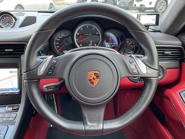 ポルシェ ９１１ ターボS 広島県 2016(平28)年 3万km キャララホワイトメタリック サンルーフ/スポーツクロノパッケージ/ポルシェ・アダプティブ・エアロダイナミクス（ＰＡＡ）/・可変フロントスポイラー/・自動調整リアウイング/ポルシェ・ダイナミック・シャシーコントロール（ＰＤＣＣ）/ポルシェ・セラミックコンポジット・ブレーキ（ＰＣＣＢ）/・イエローキャリパー/Clarionナビ（CD/DVD/フルセグTV/Bluetooth）/バックカメラ/ETC/ドライブレコーダー/赤レザーシート/・シートヒーター/・エアシート/・パワーシート/クルーズコントロール/LEDヘッドライト/純正20インチAW/ステアリングスイッチ/スペアキー